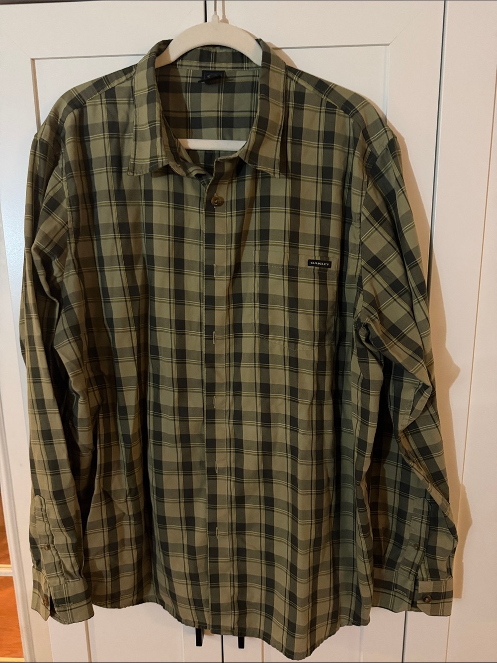 Oakley Men's Green Plaid Long-Sleeve Button-Down Shirt
